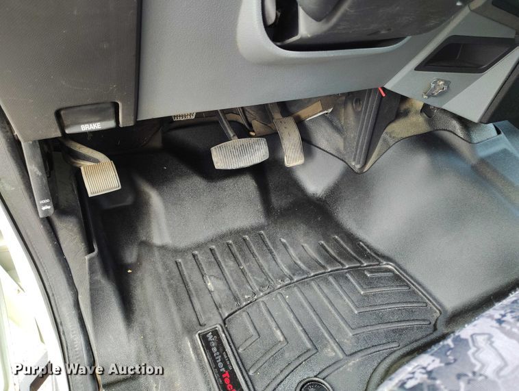 image for item DT0919 2012 Ford F350 Super Duty  Crew Cab flatbed pickup truck