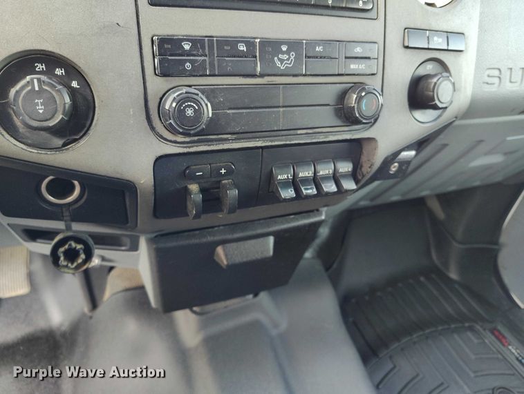 image for item DT0919 2012 Ford F350 Super Duty  Crew Cab flatbed pickup truck