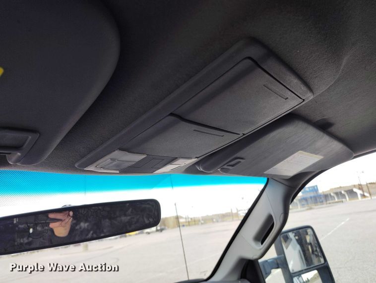 image for item DT0919 2012 Ford F350 Super Duty  Crew Cab flatbed pickup truck