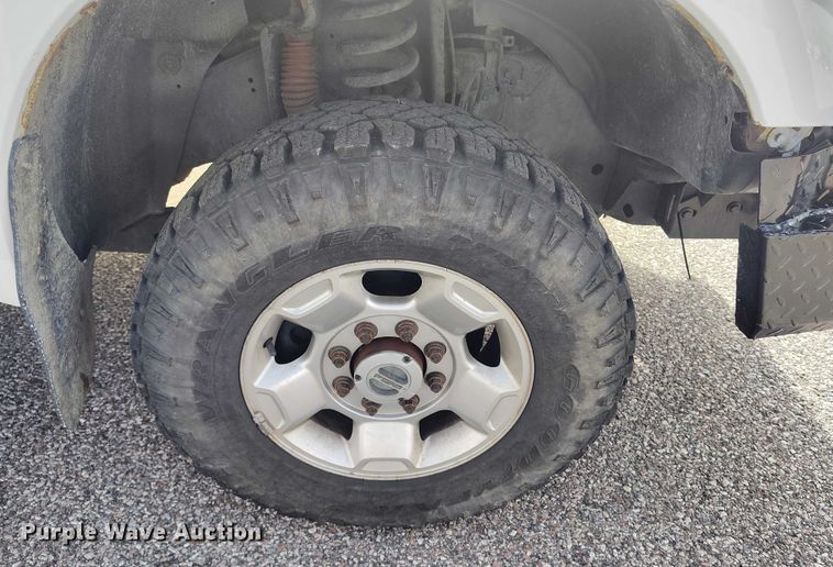 image for item DT0919 2012 Ford F350 Super Duty  Crew Cab flatbed pickup truck