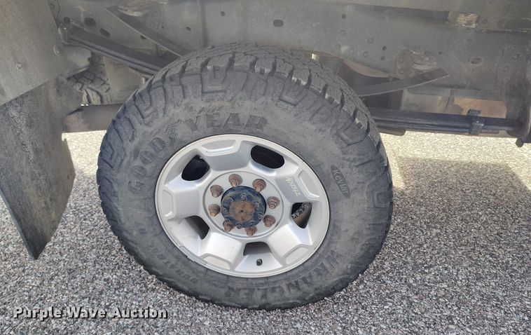 image for item DT0919 2012 Ford F350 Super Duty  Crew Cab flatbed pickup truck