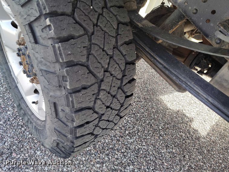 image for item DT0919 2012 Ford F350 Super Duty  Crew Cab flatbed pickup truck