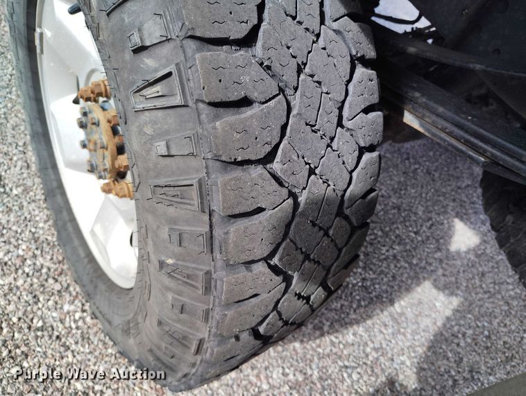 image for item DT0919 2012 Ford F350 Super Duty  Crew Cab flatbed pickup truck