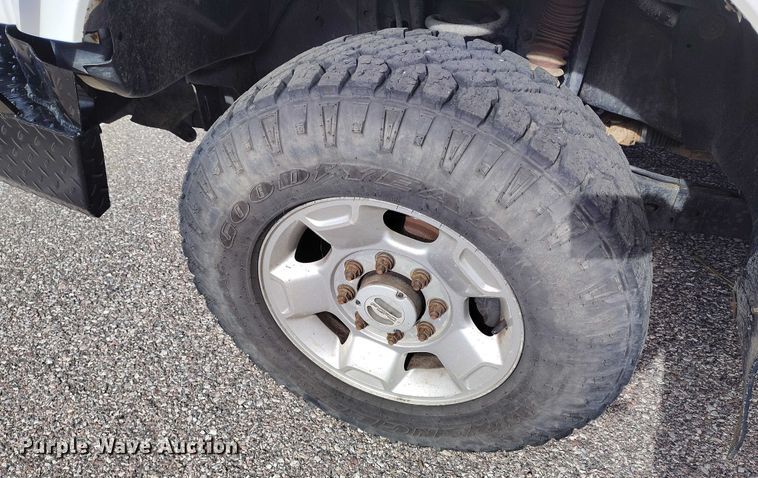 image for item DT0919 2012 Ford F350 Super Duty  Crew Cab flatbed pickup truck