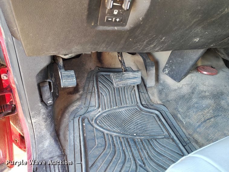 image for item DT0929 2012 GMC Sierra 3500HD SLE bale bed pickup truck