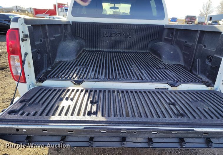 image for item DT0948 2016 Nissan Frontier Crew Cab pickup truck