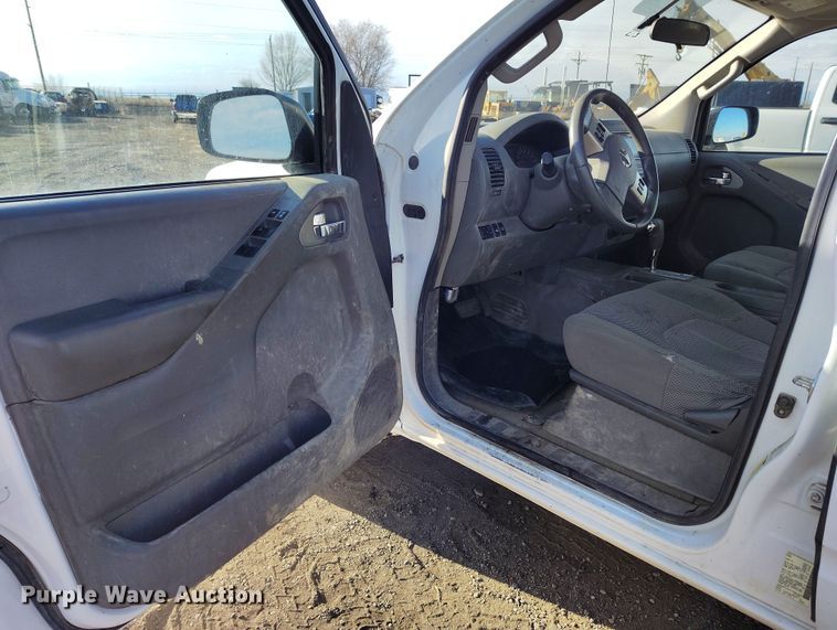 image for item DT0948 2016 Nissan Frontier Crew Cab pickup truck