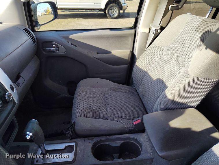 image for item DT0948 2016 Nissan Frontier Crew Cab pickup truck