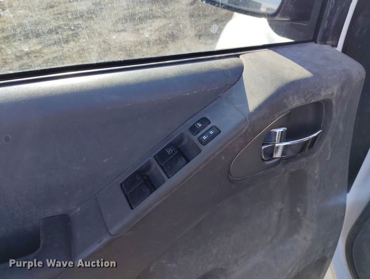 image for item DT0948 2016 Nissan Frontier Crew Cab pickup truck