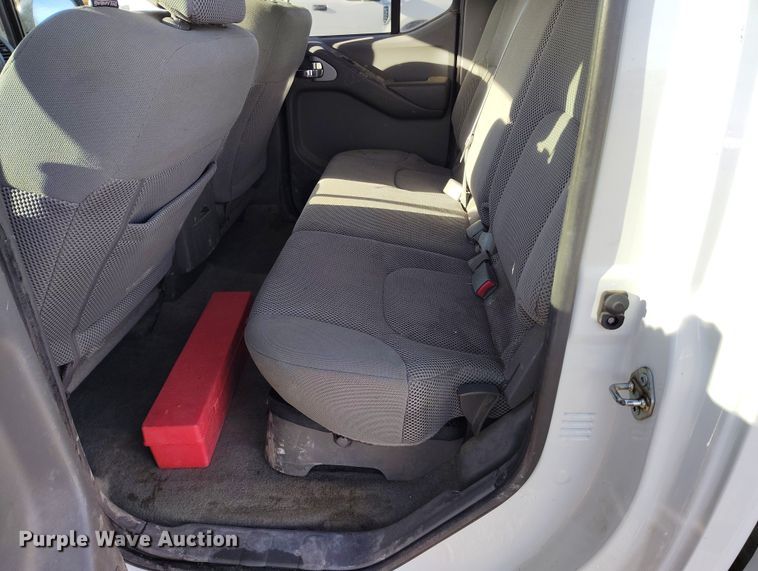 image for item DT0948 2016 Nissan Frontier Crew Cab pickup truck