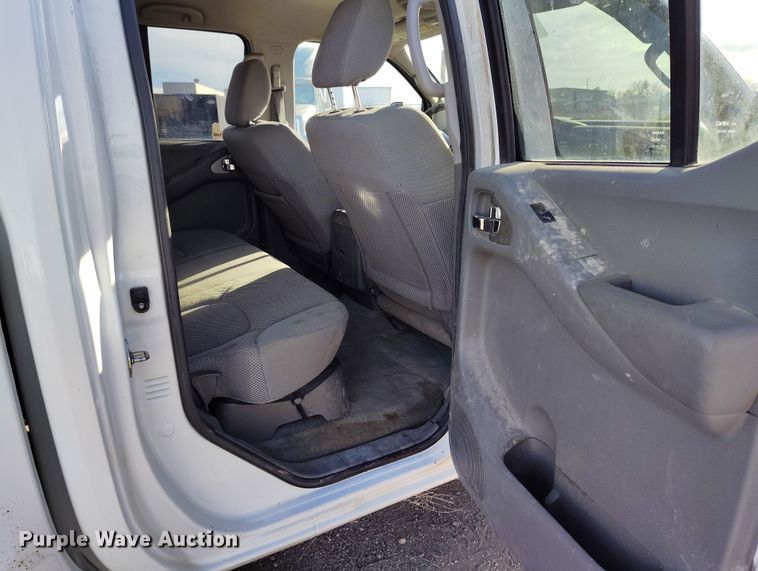 image for item DT0948 2016 Nissan Frontier Crew Cab pickup truck