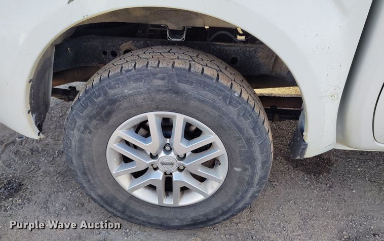 image for item DT0948 2016 Nissan Frontier Crew Cab pickup truck