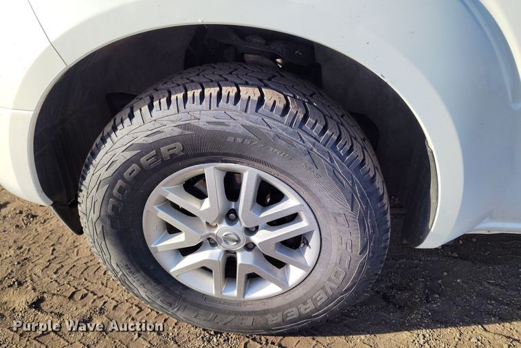 image for item DT0948 2016 Nissan Frontier Crew Cab pickup truck