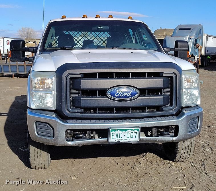 image for item DT0949 2016 Ford F350 Super Duty  Crew Cab flatbed pickup truck
