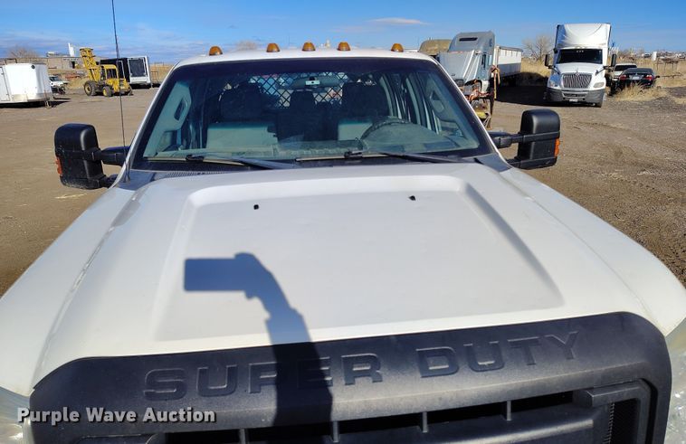 image for item DT0949 2016 Ford F350 Super Duty  Crew Cab flatbed pickup truck