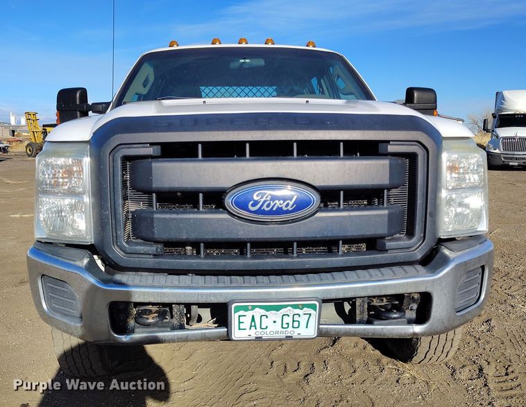 image for item DT0949 2016 Ford F350 Super Duty  Crew Cab flatbed pickup truck