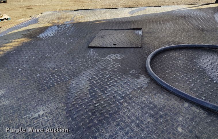 image for item DT0949 2016 Ford F350 Super Duty  Crew Cab flatbed pickup truck