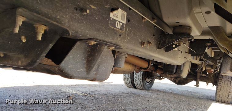 image for item DT0949 2016 Ford F350 Super Duty  Crew Cab flatbed pickup truck