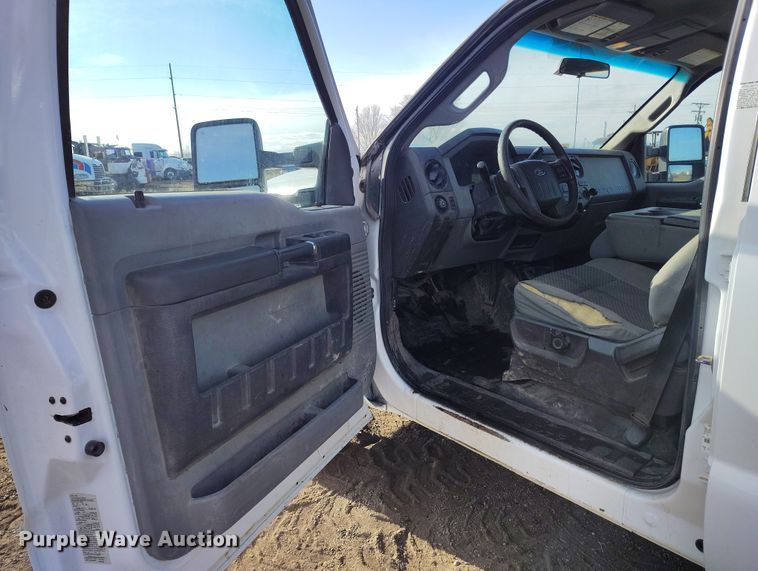 image for item DT0949 2016 Ford F350 Super Duty  Crew Cab flatbed pickup truck