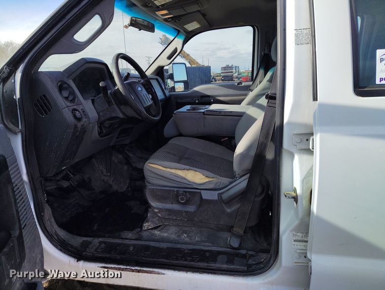 image for item DT0949 2016 Ford F350 Super Duty  Crew Cab flatbed pickup truck