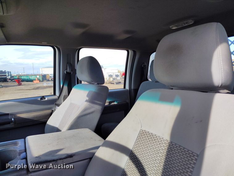 image for item DT0949 2016 Ford F350 Super Duty  Crew Cab flatbed pickup truck