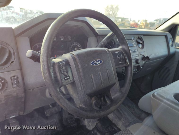 image for item DT0949 2016 Ford F350 Super Duty  Crew Cab flatbed pickup truck