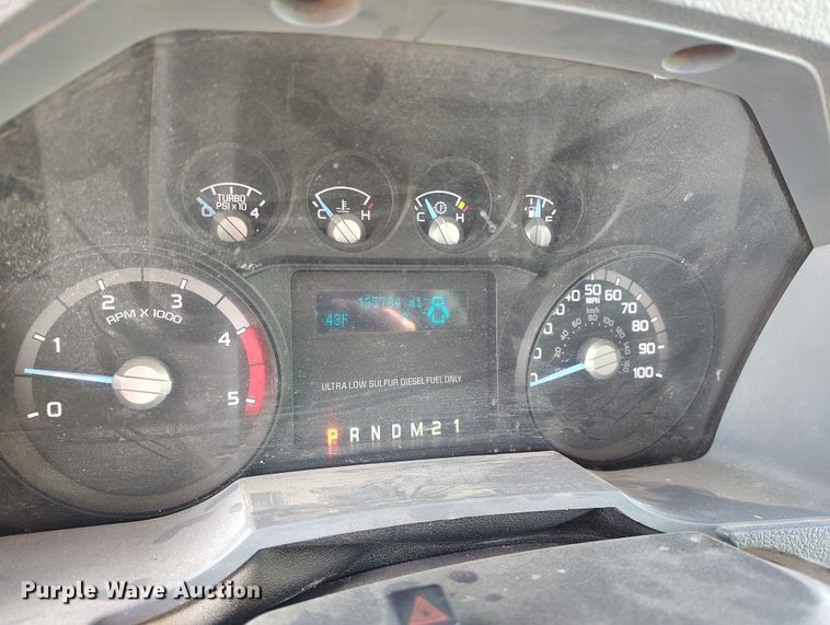 image for item DT0949 2016 Ford F350 Super Duty  Crew Cab flatbed pickup truck