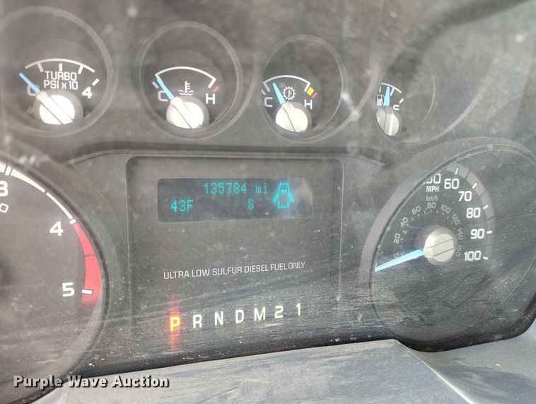 image for item DT0949 2016 Ford F350 Super Duty  Crew Cab flatbed pickup truck