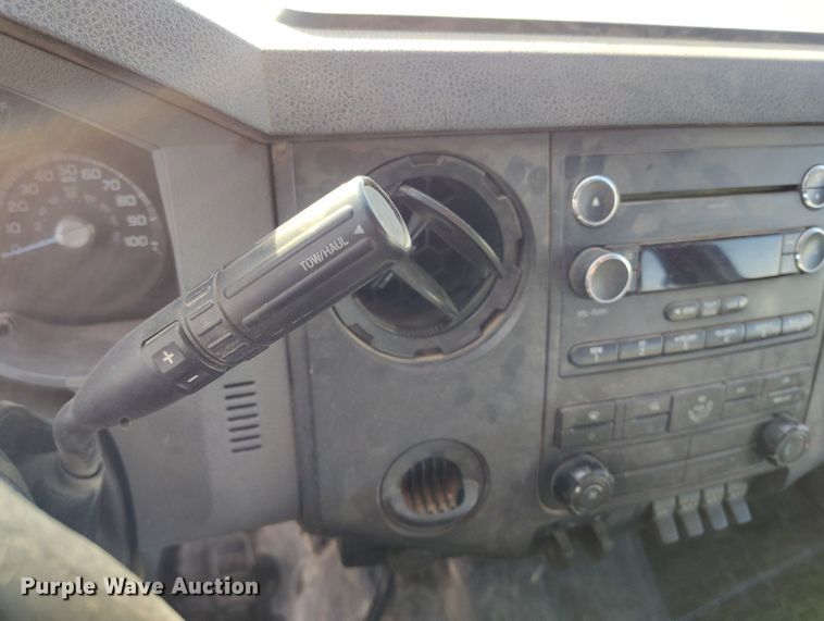 image for item DT0949 2016 Ford F350 Super Duty  Crew Cab flatbed pickup truck