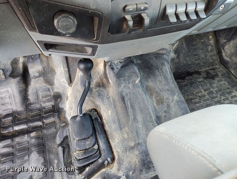 image for item DT0949 2016 Ford F350 Super Duty  Crew Cab flatbed pickup truck