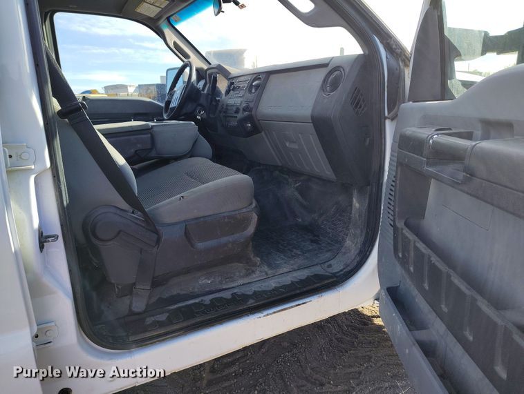 image for item DT0949 2016 Ford F350 Super Duty  Crew Cab flatbed pickup truck