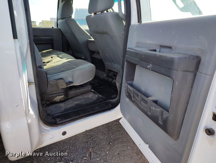 image for item DT0949 2016 Ford F350 Super Duty  Crew Cab flatbed pickup truck