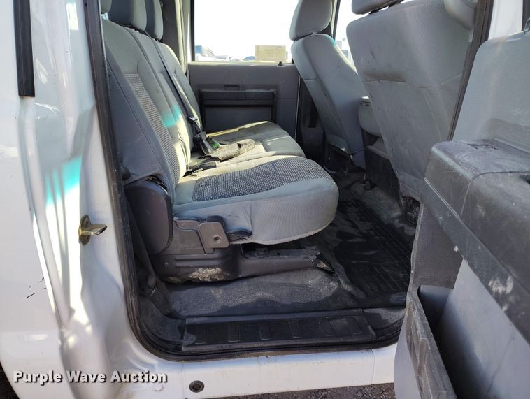 image for item DT0949 2016 Ford F350 Super Duty  Crew Cab flatbed pickup truck