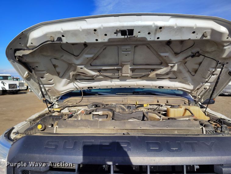 image for item DT0949 2016 Ford F350 Super Duty  Crew Cab flatbed pickup truck