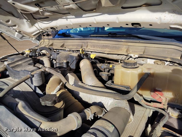 image for item DT0949 2016 Ford F350 Super Duty  Crew Cab flatbed pickup truck