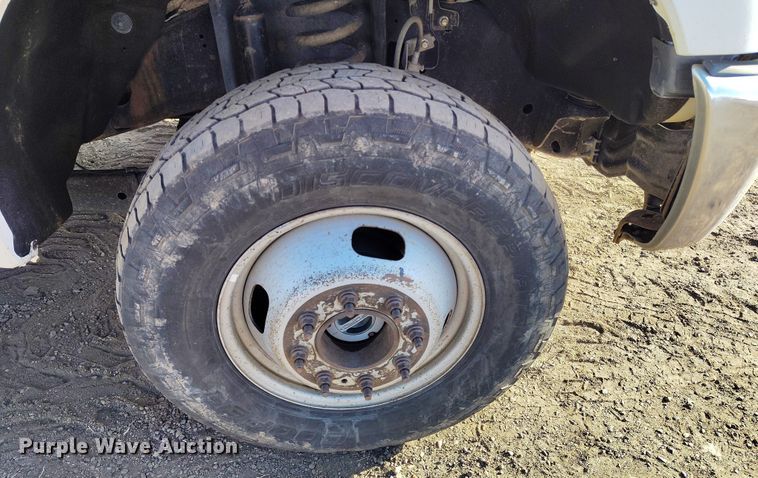 image for item DT0949 2016 Ford F350 Super Duty  Crew Cab flatbed pickup truck