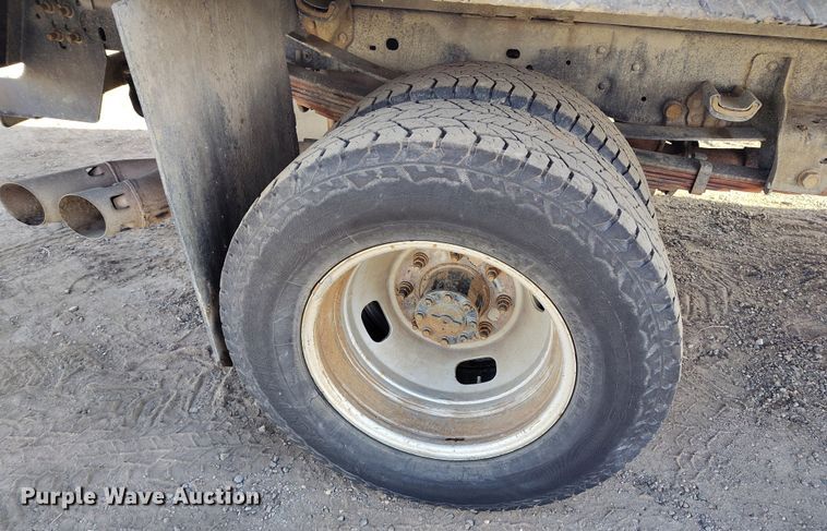 image for item DT0949 2016 Ford F350 Super Duty  Crew Cab flatbed pickup truck