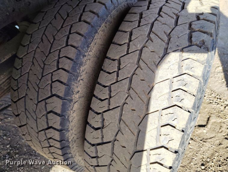 image for item DT0949 2016 Ford F350 Super Duty  Crew Cab flatbed pickup truck