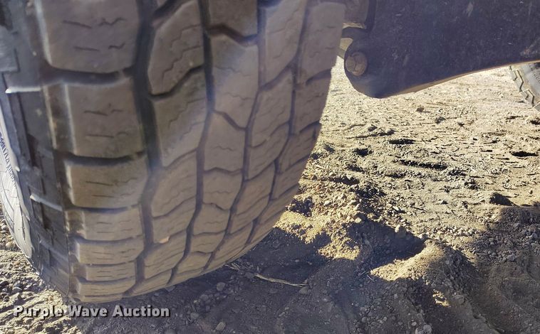 image for item DT0949 2016 Ford F350 Super Duty  Crew Cab flatbed pickup truck