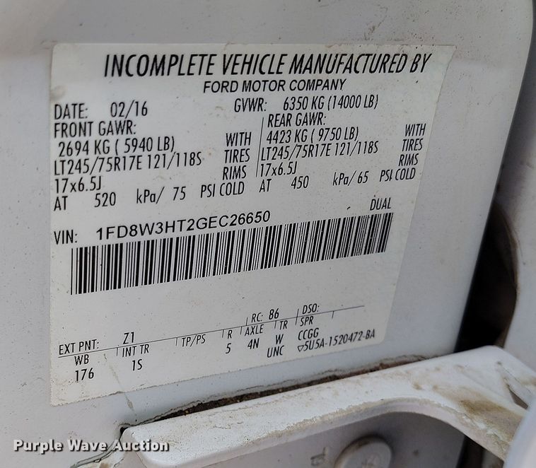 image for item DT0949 2016 Ford F350 Super Duty  Crew Cab flatbed pickup truck