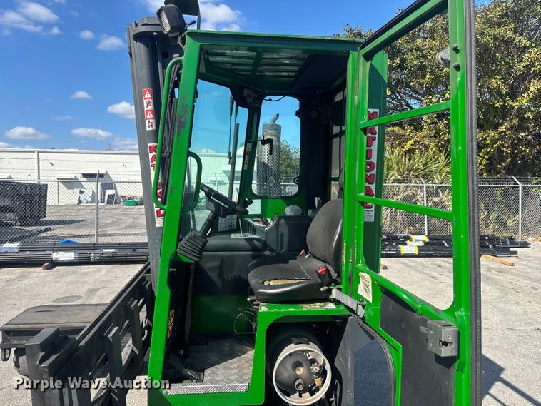 image for item DU0379 2016 CombiLift C8000 forklift