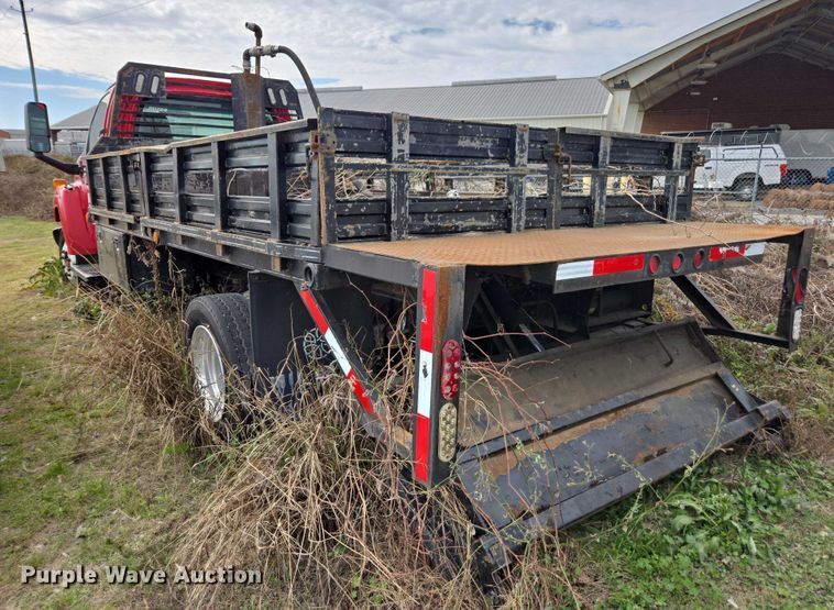 image for item DU2709 2004 Chevrolet C5500 flatbed truck