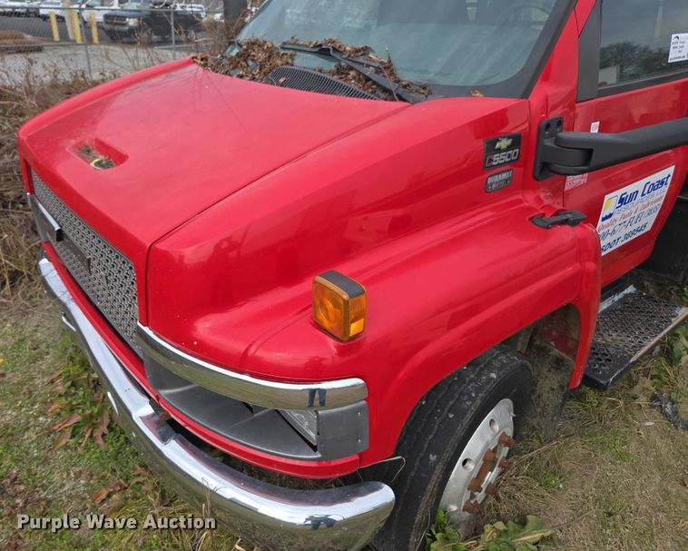 image for item DU2709 2004 Chevrolet C5500 flatbed truck
