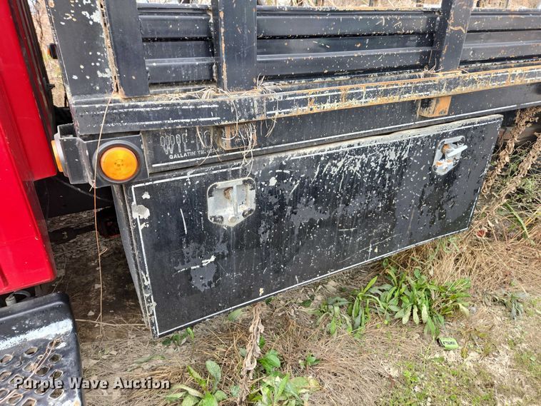 image for item DU2709 2004 Chevrolet C5500 flatbed truck