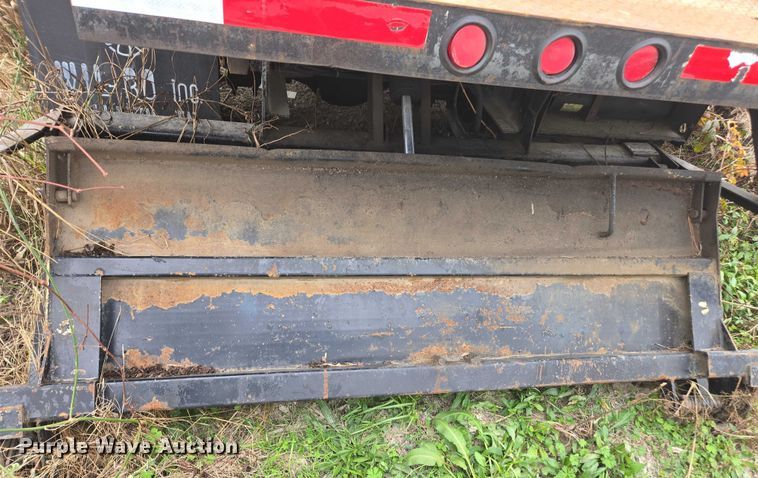 image for item DU2709 2004 Chevrolet C5500 flatbed truck