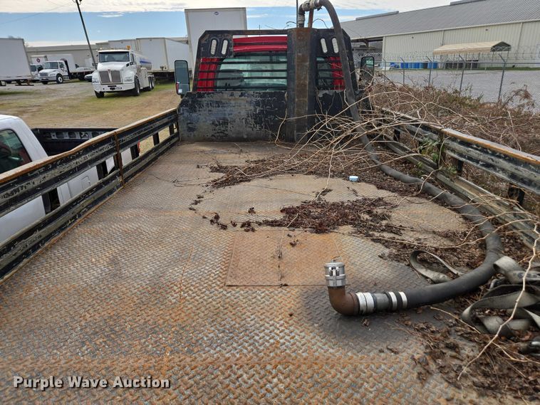 image for item DU2709 2004 Chevrolet C5500 flatbed truck