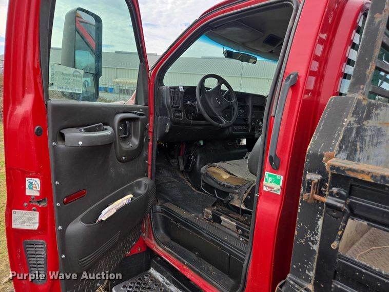 image for item DU2709 2004 Chevrolet C5500 flatbed truck