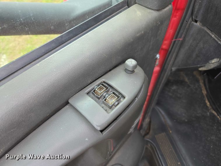 image for item DU2709 2004 Chevrolet C5500 flatbed truck