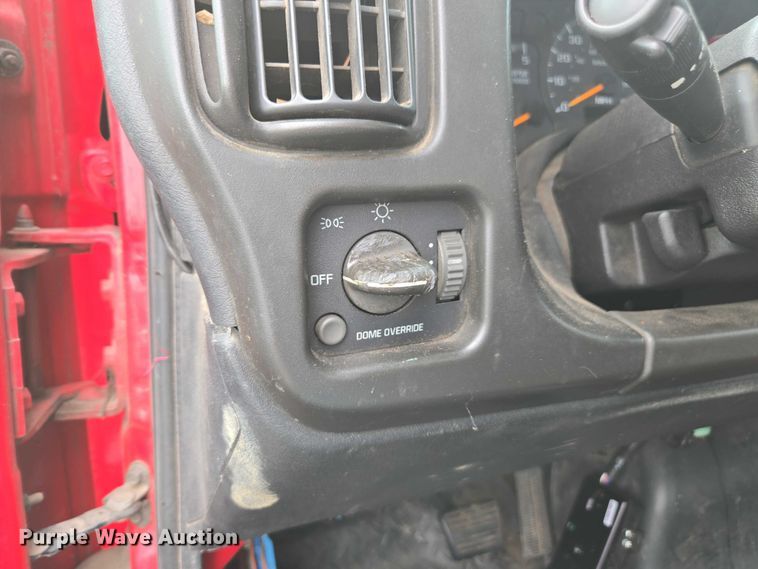 image for item DU2709 2004 Chevrolet C5500 flatbed truck