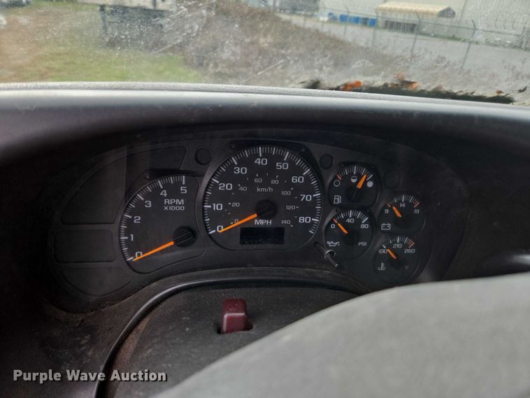 image for item DU2709 2004 Chevrolet C5500 flatbed truck